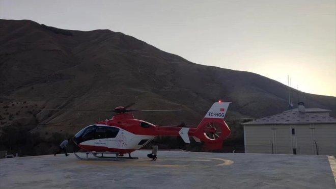 Van'da yüksekten düşen 4 yaşındaki çocuk ambulans helikopterle hastaneye ulaştırıldı