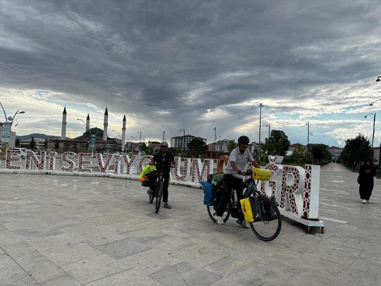 70 yaşındaki emekli, bisikletiyle Anadolu