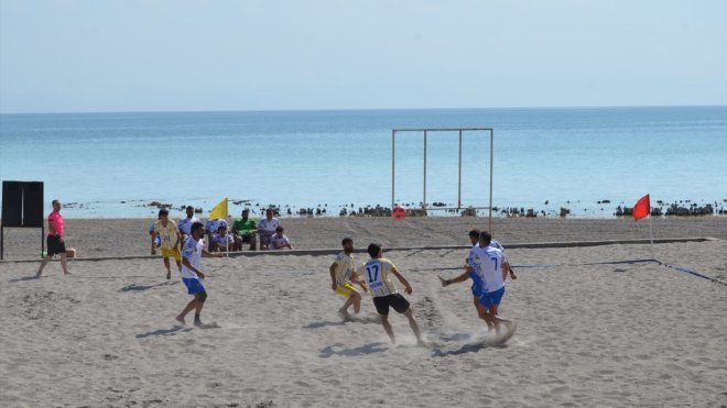 Adilcevaz'da plaj futbolu heyecanı