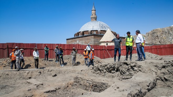 AK Parti Van Milletvekili Türkmenoğlu 'Eski Van Şehri'nde incelemelerde bulundu