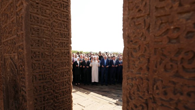 Cumhurbaşkanı Erdoğan, Ahlat'ta Selçuklu mezarlığını ziyaret etti