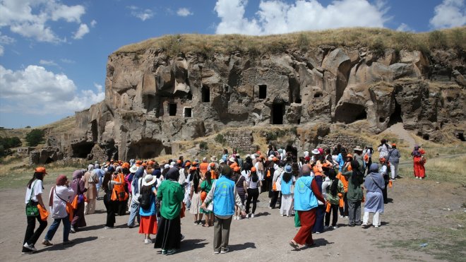 Kamp için Bitlis'e gelen gençler, bölgenin tarihi ve doğal güzelliklerini keşfediyor