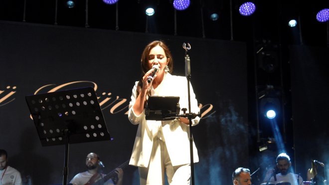 Sanatçı Öykü Gürman, Bitlis'te konser verdi