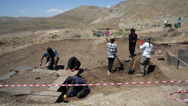 Bitlis'teki Urartu kalesinde yeni buluntular ortaya çıkarıldı