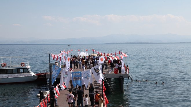 Van Gölü'nde 14 kilometrelik yüzme maratonu yapıldı