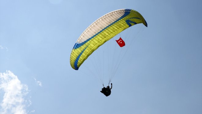 Bitlis'te yamaç paraşütçüleri 30 Ağustos Zafer Bayramı'nı gökyüzünde kutladı