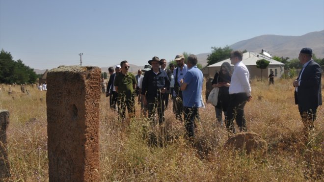 Bulanık'ta arkeologlar tarihi mekanlarda inceleme yaptı