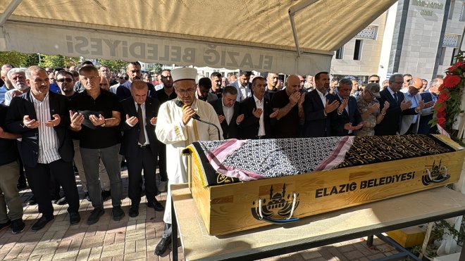 Şırnak Valisi Cevdet Atay'ın vefat eden annesi Elazığ'da son yolculuğuna uğurlandı