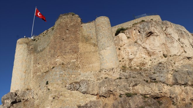 Elazığ Valisi Hatipoğlu, Harput Kalesi'nde yürütülen kazı çalışmalarını inceledi