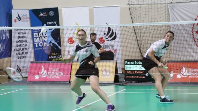 Badminton Süper Lig ve Gelişim Ligi müsabakaları Erzincan'da başladı