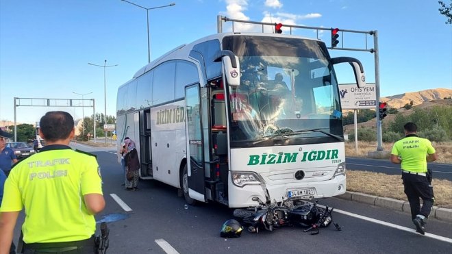 Erzincan'da yolcu otobüsü ile çarpışan motosikletteki 2 kişi ağır yaralandı