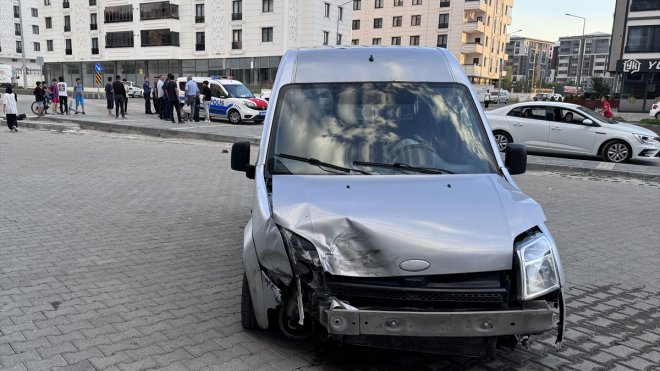 Erzurum'da hafif ticari araçların çarpışması sonucu 5 kişi yaralandı