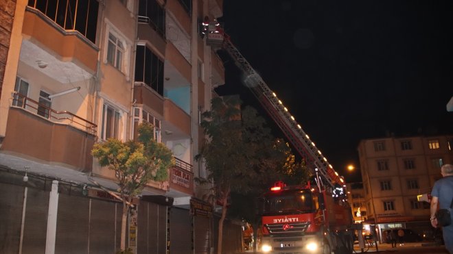 Iğdır'da 5 katlı binada çıkan yangın itfaiye ekiplerince söndürüldü