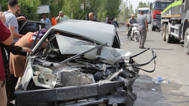 Iğdır'da otomobil ile iş makinesinin çarpıştığı kazada 2 kişi yaralandı