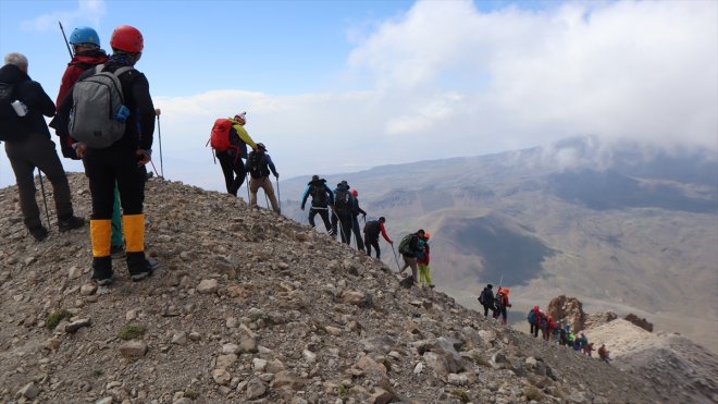 Üç IĞDIR Ağrı Zirvede Turizme Tek Küçük Dağı