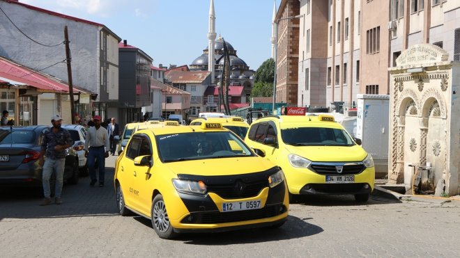 Karlıova'daki taksicilerden korsan taksi protestosu