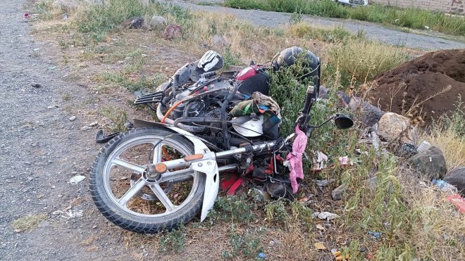 Kars'ta motosikletle kamyonet çarpıştı, 1 kişi ağır yaralandı