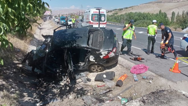 Malatya'da menfeze çarpan otomobildeki 3 kişi öldü, 1 kişi yaralandı