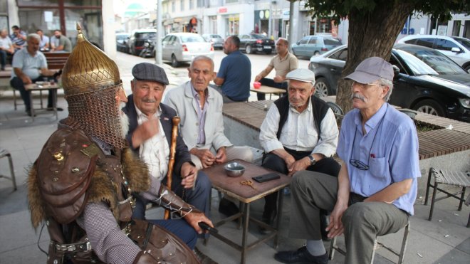 Temsili savaş kıyafeti giyen 70 yaşındaki Keskin, Malazgirt ruhunu yaşatıyor