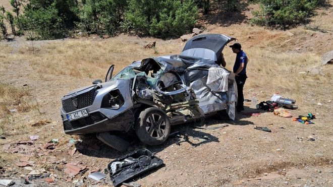 Tunceli'de kamyonla çarpışan otomobildeki 2 kişi öldü, 6 kişi yaralandı