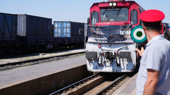 Turistik Tatvan Treni Elazığ'da mola verdi, yolcular şehri gezdi