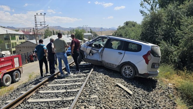 Van'da trenin çarptığı otomobilin sürücüsü yaralandı