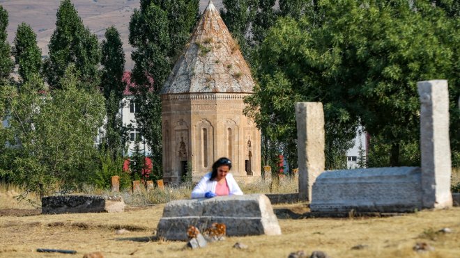 Van'daki Selçuklu Mezarlığı'nda 6 sanduka ve bir şahide gün yüzüne çıkarıldı