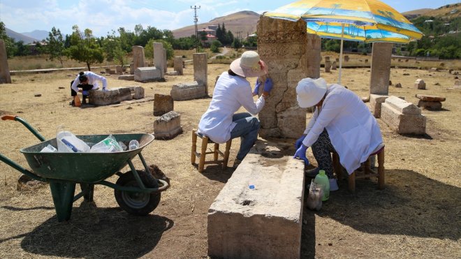 Van Gölü'nden çıkarılan Selçuklu mezar taşları ait oldukları yere taşındı