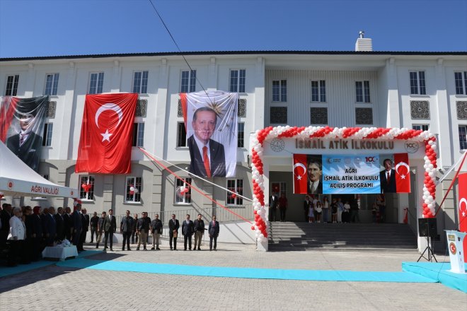 Ağrı'da kendilerine ait evin bahçesine babaları adına okul yaptırdılar