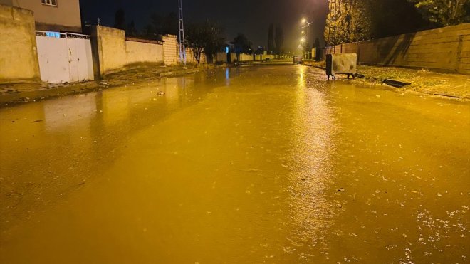 Doğubayazıt'ta sağanak etkili oldu