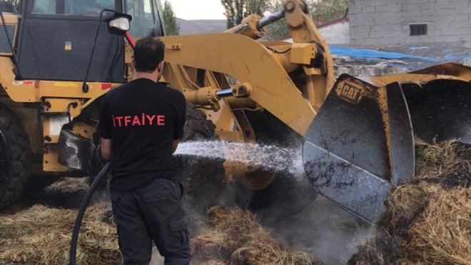 Ağrı'da kışın hayvanların yemesi için hazırlanan yaklaşık 3 bin balya ot yandı