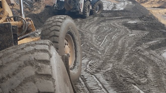 Ahlat'ta heyelan nedeniyle kapanan köy yolları ulaşıma açıldı