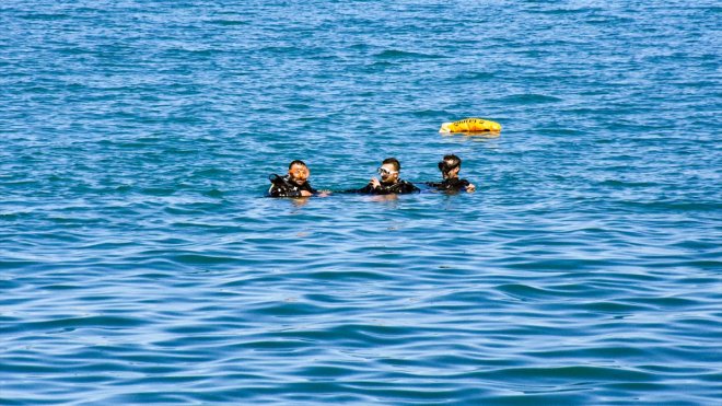 Arama kurtarma gönüllüsü gençten Van Gölü'nün derinliklerinde sürpriz evlenme teklifi