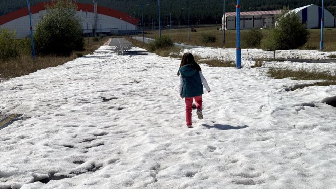 Ardahan'da gece etkili olan dolu, güneşe rağmen erimedi