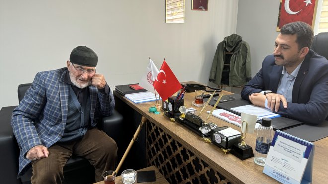 Ardahan'da huzurevinin 92 yaşındaki sakini deyişleriyle misafirlerini ağırlıyor