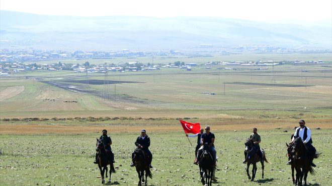 Ardahan Valisi Çiçek, atla çıktığı tarihi tabyada inceleme yaptı