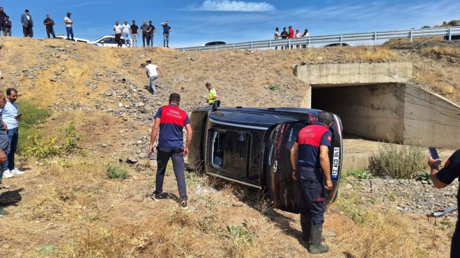 Bingöl'de devrilen otomobilin sürücüsü yaralandı