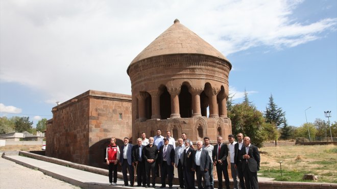 Bitlis'te gaziler, Ahlat'taki tarihi mekanları gezdi