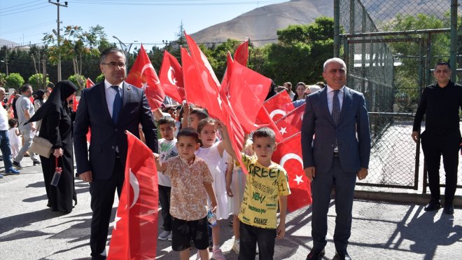 Bitlis'te okula yeni başlayan öğrencilerden kortej yürüyüşü