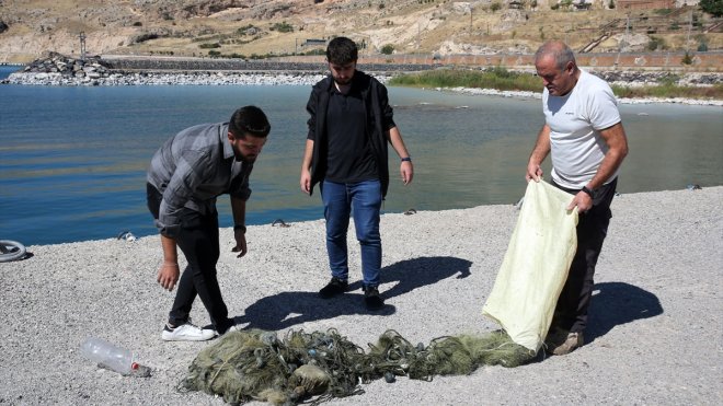 Bitlis'te dalgıçlar, mikrobiyalitlere dolanan 300 metre hayalet ağı temizledi