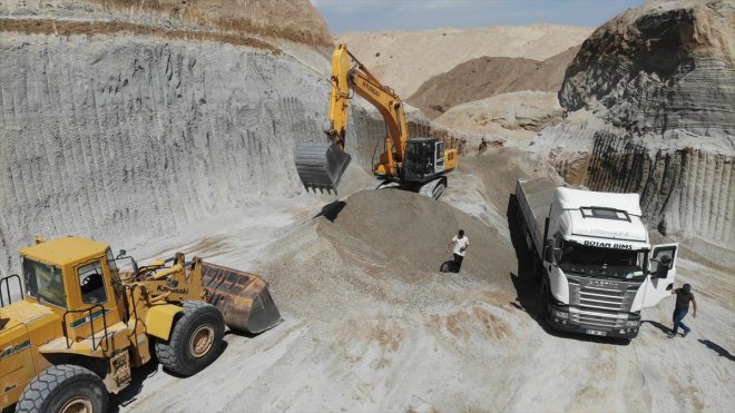 Bitlis'teki ocaklardan çıkarılan ponza ekonomiye ve istihdama katkı sunuyor