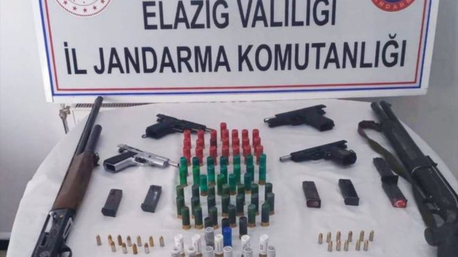 Elazığ'da ruhsatsız silah operasyonunda 2 şüpheli gözaltına alındı