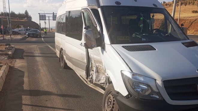 Elazığ'da minibüs ile otomobilin çarpıştığı kazada 2 kişi yaralandı