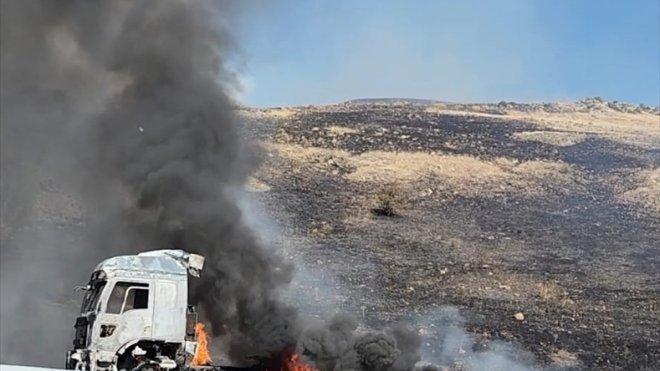 Erzincan'da seyir halinde alev alan tır kullanılamaz hale geldi