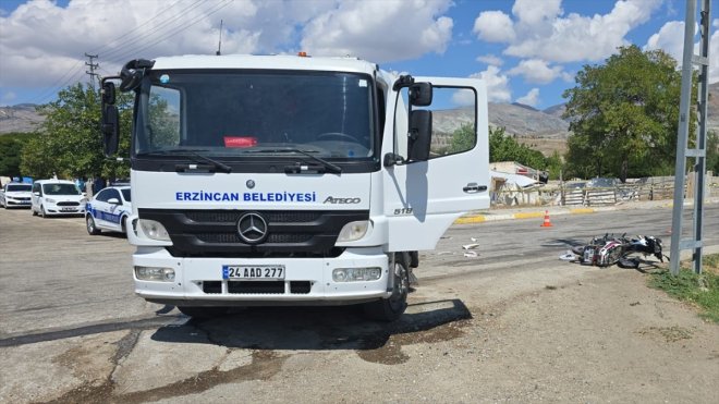 Erzincan'da yol süpürme aracı ile motosiklet çarpıştı, 1 kişi öldü, 1 kişi yaralandı