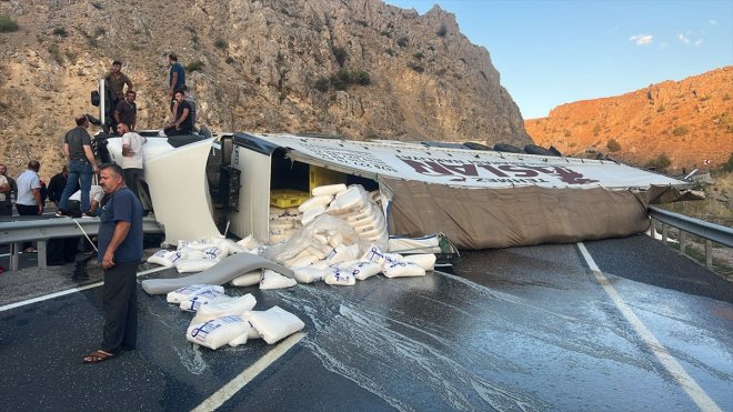 Erzincan'da devrilen tırda sıkışan sürücüyü AFAD ekipleri kurtardı