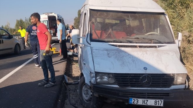 Erzincan'da işçi taşıyan minibüsün sulama kanalının duvarına çarptığı kazada 9 kişi yaralandı