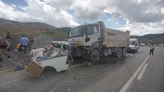 Erzurum'da hafriyat kamyonu ile pikabın çarpıştığı kazada 3 kişi öldü, 2 kişi yaralandı