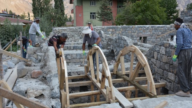 Hakkari'deki tarihi medresede restorasyon çalışmaları sürüyor