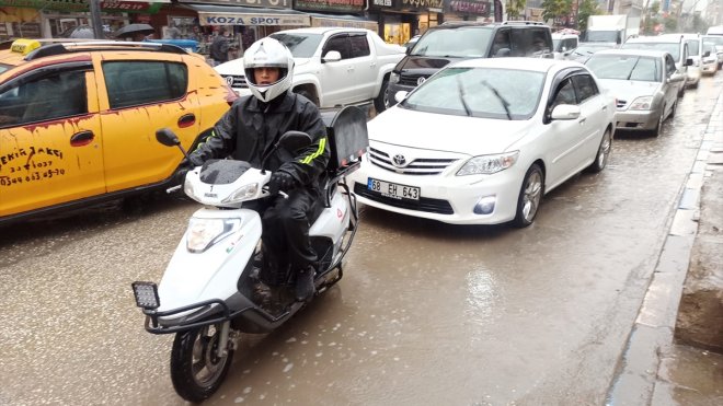 Yüksekova'da sağanak etkili oldu